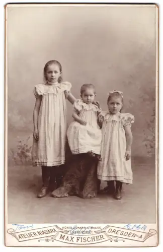 Fotografie Max Fischer, Dresden, König Johann Strasse, Drei MädchenToni, Elli & Elsa der grösse nach