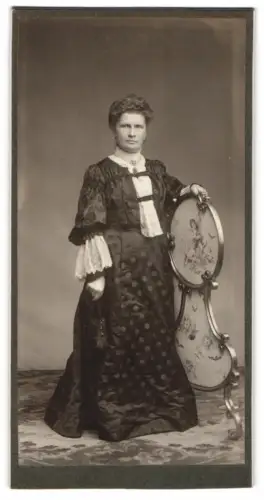 Fotografie unbekannter Fotograf und Ort, Elegante Dame im Kleid nebst besticktem Paravent