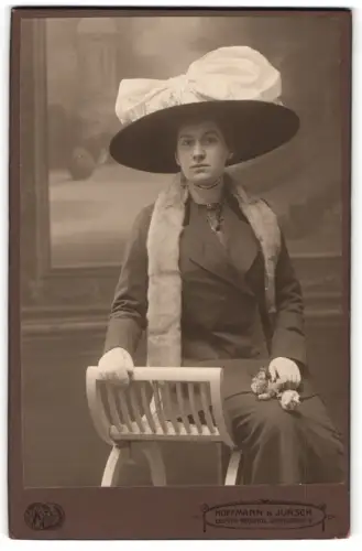 Fotografie Hoffmann & Jursch, Leipzig-Reudnitz, Senefelderstr. 9, Dame mit elegantem Hut und Pelzschal