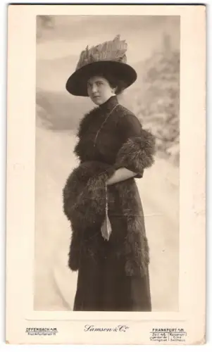 Fotografie Samson & Co., Offenbach am Main, Frankfurterstr. 11, elegante Dame mit Hut und Pelzaccessoire