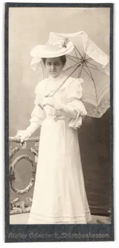 Fotografie Atelier Griesbeck, Schrobenhausen, elegante Dame mit Sonnenschirm im weissen Kleid