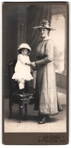 Fotografie J.H. Jäger, Harsewinkel, Frau mit Kind im eleganten Pünktchenkleidung