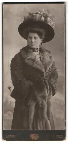 Fotografie J. Fuchs, Berlin, N. Friedrichstr. 108, Porträt einer Dame mit elegantem Wintermantel mit Muff
