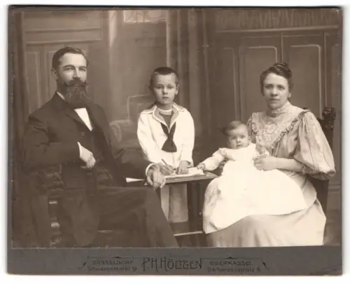 Fotografie P.H. Höltgen, Düsseldorf, Schwanenmarkt 19, Familienporträt mit zwei Kindern, Mutterglück