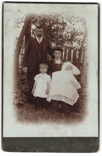 Fotografie unbekannter Fotograf und Ort, Familienportrait im Freien mit Kind im Arm, Mutterglück