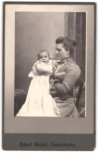 Fotografie Robert Mochel, Friedrichsthal, Ein Moment der Innigkeit, Grossmutter Schleyer mit Kind Viktor Schleyer