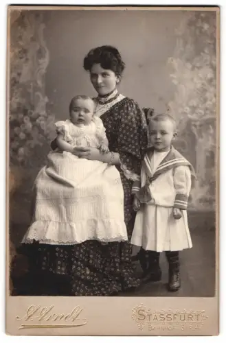 Fotografie A. Arndt, Stassfurt, Bahnhof-Strasse 4, Mutter mit zwei Kindern, Mutterglück