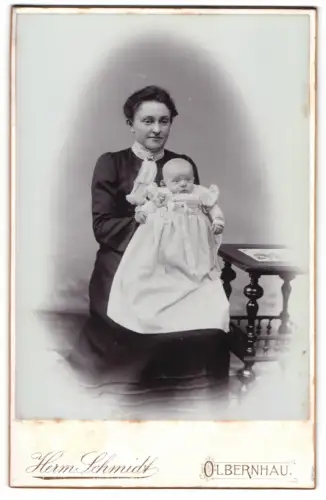 Fotografie Herm. Schmidt, Olbernhau, Mutter mit Kind auf dem Schoss, Mutterglück