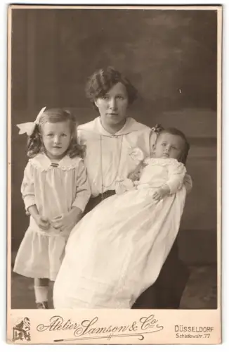 Fotografie Atelier Samson & Co., Düsseldorf, Schadowstr. 77, Mutter mit zwei Kindern, Mutterglück