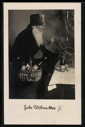 AK Weihnachtsmann stellt eine Flasche unter den Weihnachtsbaum
