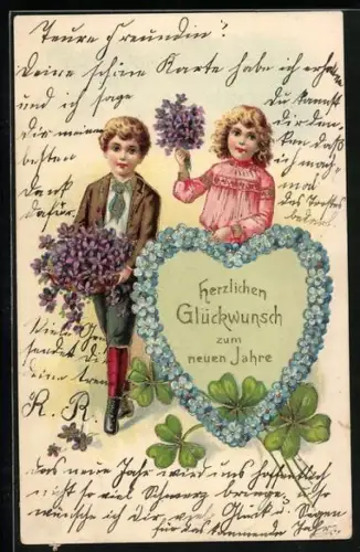 Präge-AK Zwei Kinder mit einem Herz aus Vergissmeinnicht und Veilchensträussen, Klee, Neujahr
