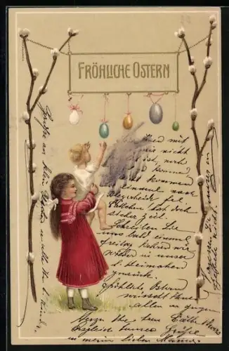 Präge-AK Mädchen hebt ein Kleinkind zur einer Girlande von Ostereiern, Fröhliche Ostern
