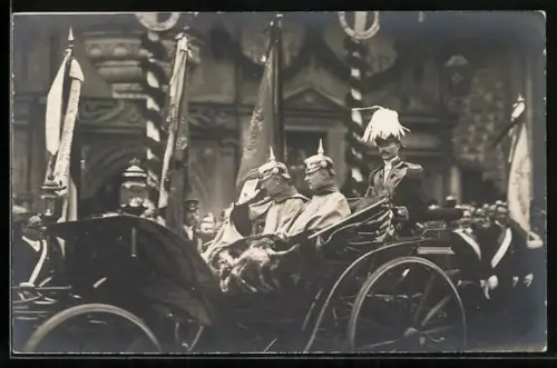 AK Kaiser Wilhelm II. grüssend in Kutsche