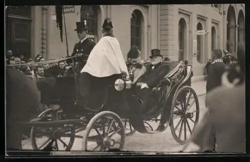 AK Bern, Kaiser Wilhelm II. in Kutsche beim Besuch in Bern 1912