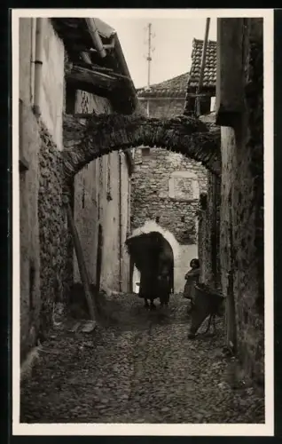 AK Ascona, Strassenpartie mit Feldsteinturm und Bogengang