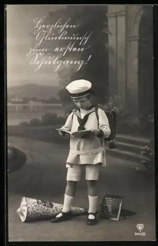 Foto-AK HB Nr. 9942/2: Kind in Matrosenanzug liest ein Buch, Schultüte, Schulanfang