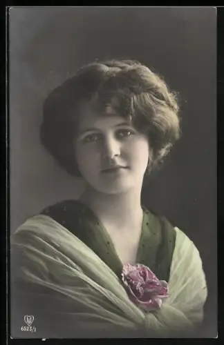 Foto-AK HB Nr. 6523/1: Porträt einer Dame mit Blume