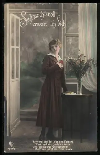 Foto-AK HB Nr. 7819/4: Dame lehnt sehnsuchtsvoll an einem Tisch