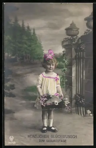 Foto-AK HB Nr. 7829/2: Kleines Mädchen mit einem Blumenkorb mit Brief