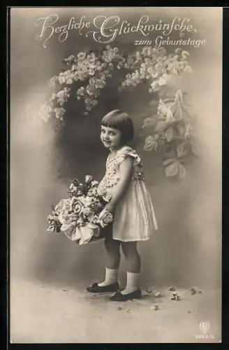 Foto-AK HB Nr. 9663/5: Kleinkind trägt eine Korb voller Blumen, Geburtstag