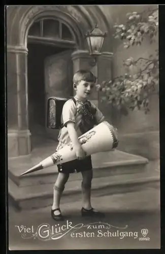 Foto-AK HB Nr. 2099/2: Kleiner Junge mit riesiger Schultüte beim ersten Schulgang