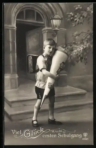 Foto-AK HB Nr. 2099/1: Kleiner Junge hält stolz seine Schultüte im Arm