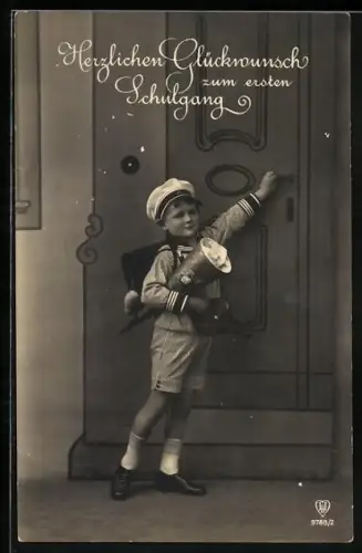 Foto-AK HB Nr. 9788/2: Kleiner Junge mit Schultüte klopt an einer Tür