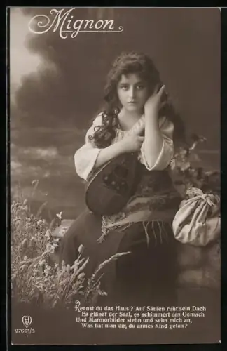 Foto-AK HB Nr. 07661/3: Junge Dame mit Laute sitzt auf einer Mauer, Gedicht