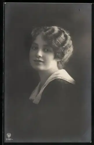 Foto-AK HB Nr. 7197: Porträt einer jungen Frau