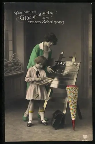 Foto-AK HB Nr. 9933/1: Lehrerin mit einem Mädchen bei der Tafel, Schulanfang