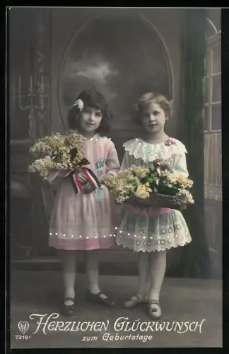 Foto-AK HB Nr. 7219: Zwei junge Mädchen mit Blumensträussen