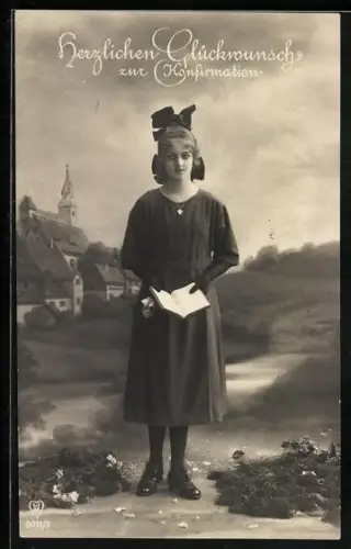 Foto-AK HB Nr. 9011/3: Mädchen mit Schleife im Haar und Buch zur Konfirmation