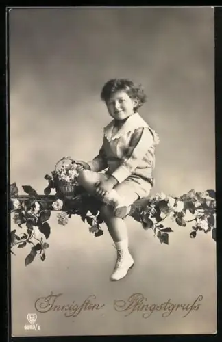Foto-AK HB Nr. 6883/1: Junge sitzt auf einem geschmückten Holzbalken mit Blumen