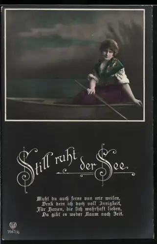 Foto-AK HB Nr. 7663/6: Dame sitzt einsam in einem Ruderboot, Still ruht der See
