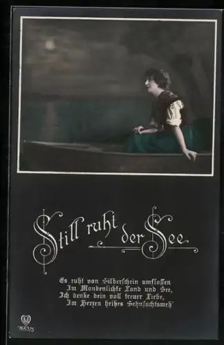 Foto-AK HB Nr. 7663/5: Dame sitzt im Mondschein in einem Ruderboot, Still ruht der See