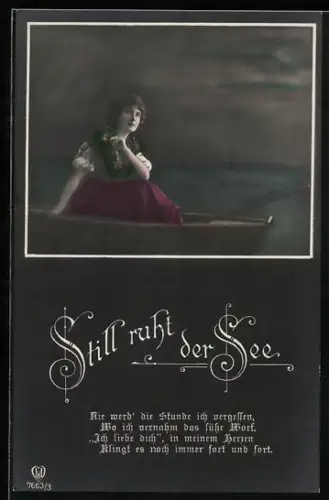 Foto-AK HB Nr. 7663/3: Dame in einem Ruderboot blickt in die Ferne, Still ruht der See