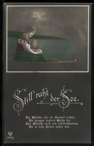 Foto-AK HB Nr. 7663/4: Dame sitzt einsame in einem Ruderboot, Still ruht der See