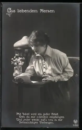 Foto-AK HB Nr. 7151: Dame liest den Brief ihres Geliebten, Aus liebendem Herzen