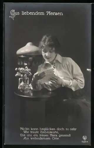 Foto-AK HB Nr. 7151: Junge Frau liest im Licht einer Lampe einen Brief