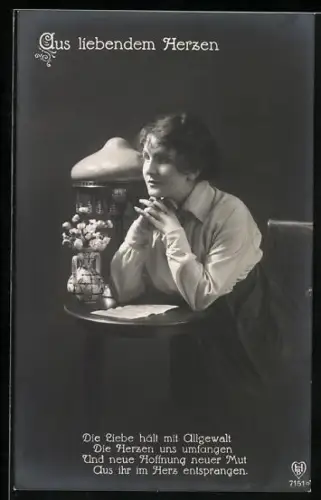 Foto-AK HB Nr. 7151: Junge Frau sitzt mit einem Brief an einem Tisch