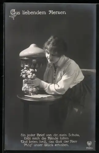 Foto-AK HB Nr. 7151: Junge Dame liest den Brief ihres Geliebten