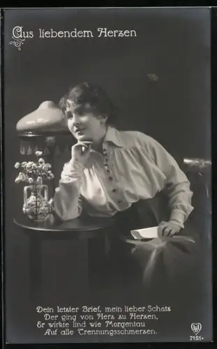 Foto-AK HB Nr. 7151: Junge Dame lehnt auf einen Tisch und hält einen Brief in der Hand