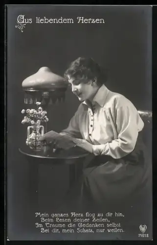 Foto-AK HB Nr. 7151: Junge Frau liest im Lampenlicht den Brief ihres Geliebten