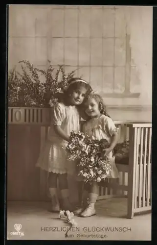Foto-AK HB Nr. 06817/6: Zwei Mädchen mit Blumen neben einem Stuhl