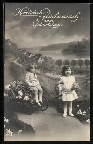 Foto-AK HB Nr. 7691/3: Zwei Kleinkinder mit einem Karren voller Blumen
