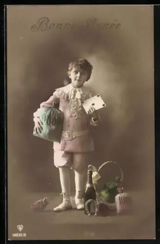 Foto-AK HB Nr. 06101/5: Kleiner Junge mit Brief, Geldsack und Champagner
