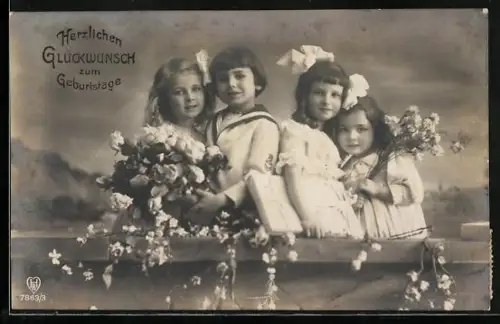 Foto-AK HB Nr. 7863/3: Vier Kinder mit Blumen und Geschenken