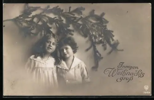 Foto-AK HB Nr. 7315: Zwei kleine Kinder unter einem Tannenzweig