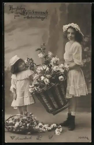 Foto-AK BNK Nr. 33096/6: Zwei Mädchen mit einem Blumenkorb, Geburtstagsgruss