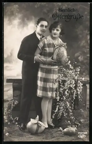 Foto-AK BNK Nr. 35973/2: Pärchen mit Ostereiern, Ostergruss